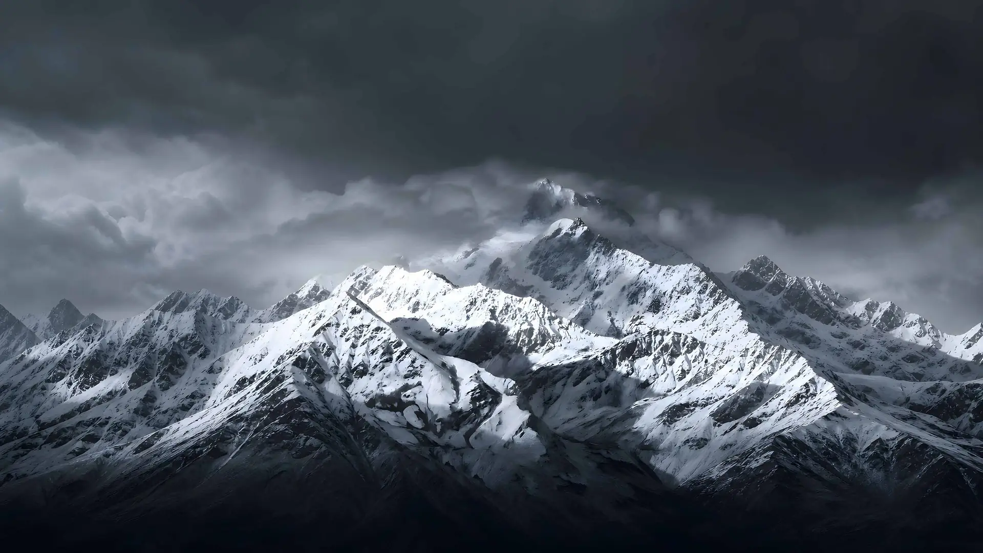 云雾中的雪山山脊